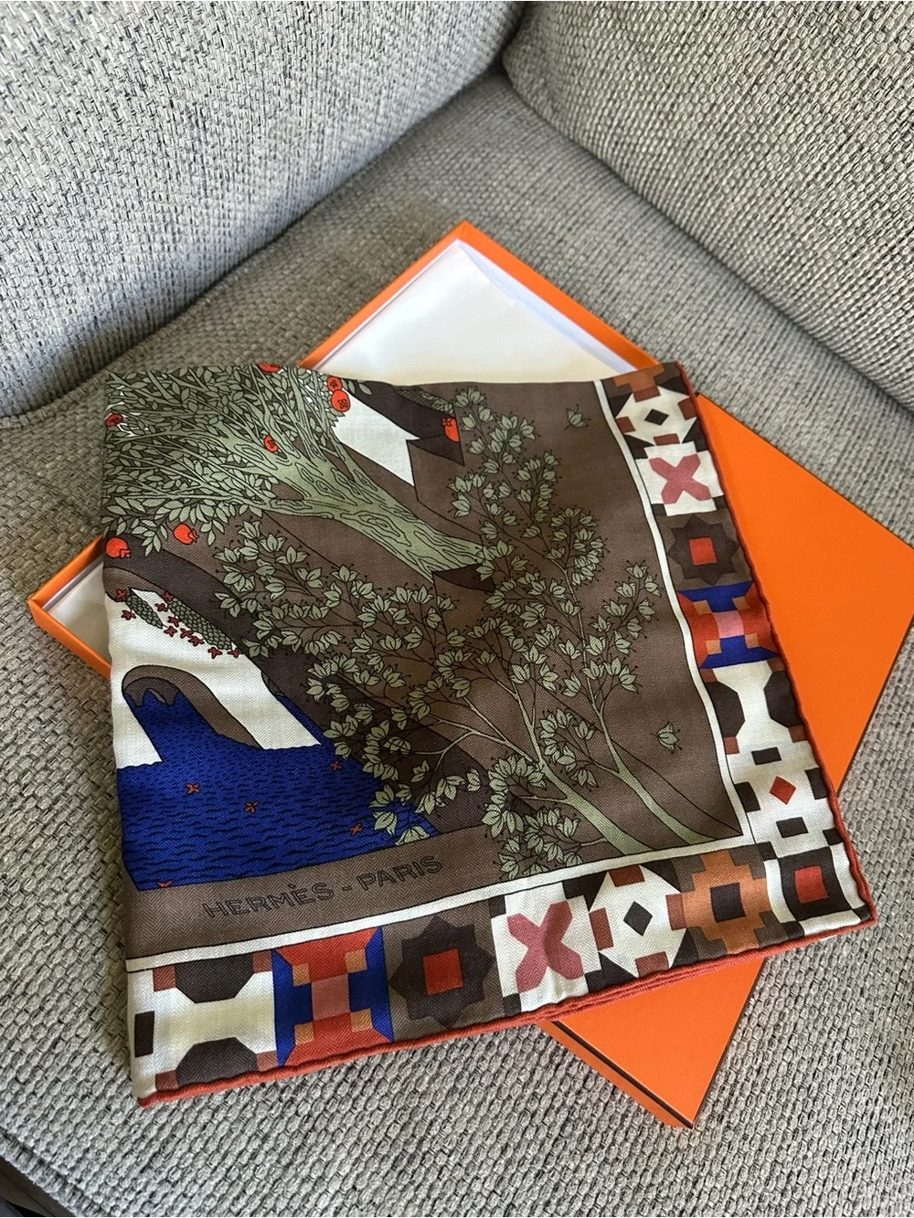 NEW in Box HERMÈS Le Palais des Quatre Vents  Shawl 140 Scarf